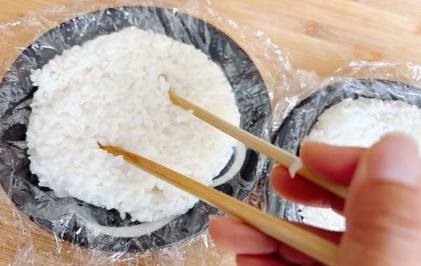 ご飯を冷凍する時、試してみて！　そのまま冷凍庫に入れるのではなく…