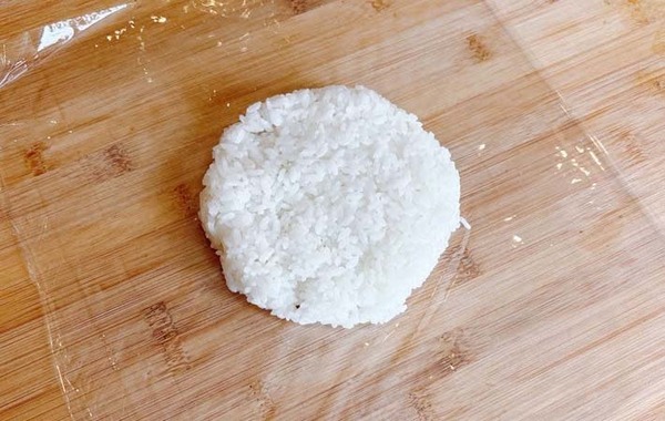 ご飯を冷凍する時、試してみて！　そのまま冷凍庫に入れるのではなく…