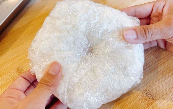 ご飯を冷凍する時、試してみて！　そのまま冷凍庫に入れるのではなく…