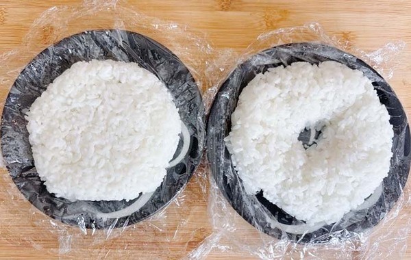 ご飯を冷凍する時、試してみて！　そのまま冷凍庫に入れるのではなく…