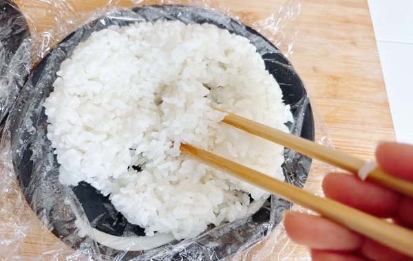 ご飯を冷凍する時、試してみて！　そのまま冷凍庫に入れるのではなく…