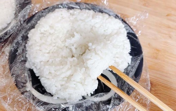 ご飯を冷凍する時、試してみて！　そのまま冷凍庫に入れるのではなく…