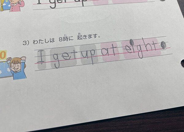 どうしてそんなサイズに？　息子が書いた英文の『点』に「笑った」「めっちゃ親切」