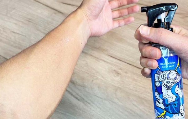 小林製薬の『肌キンキンボディミスト』　冷蔵庫で冷やすと、ひんやり感は本当に変わる？【体験レビュー】