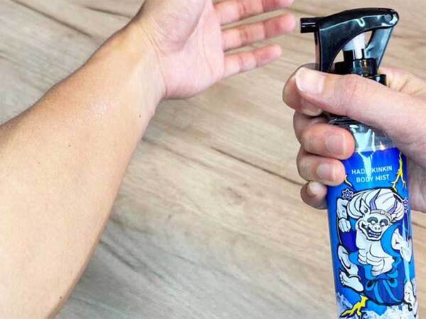 小林製薬の『肌キンキンボディミスト』　冷蔵庫で冷やすと、ひんやり感は本当に変わる？【体験レビュー】