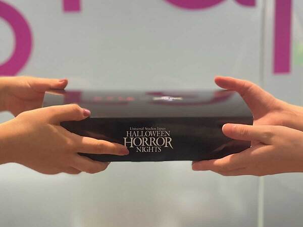 突然届いた『黒い箱』を開けると…　魔法のようなリップに「いつもと違う自分になれそう」