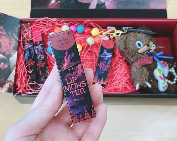 突然届いた『黒い箱』を開けると…　魔法のようなリップに「いつもと違う自分になれそう」