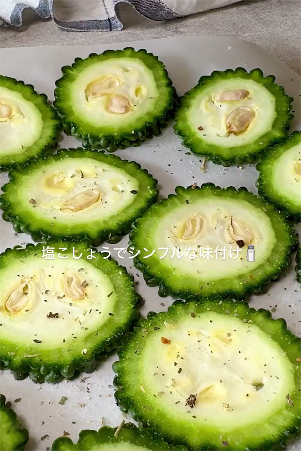 スライスしたゴーヤをレンチンしたら…　完成したものに「手軽でおいしそう」「早速作る」