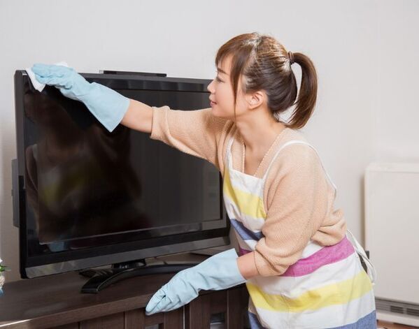 「ティッシュで拭いてた…」　テレビ掃除のNG行為に「やってた」「危なかった」