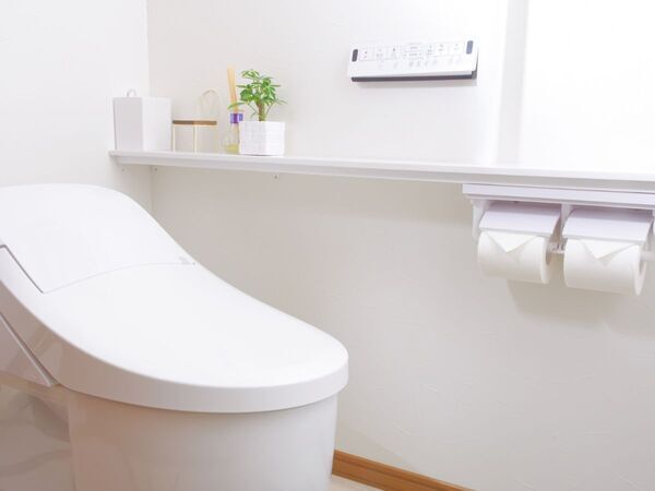 週1回のトイレ掃除で壁がピカピカに？　黄ばみと黒ずみの撃退法に「簡単すぎる」「続けられそう」