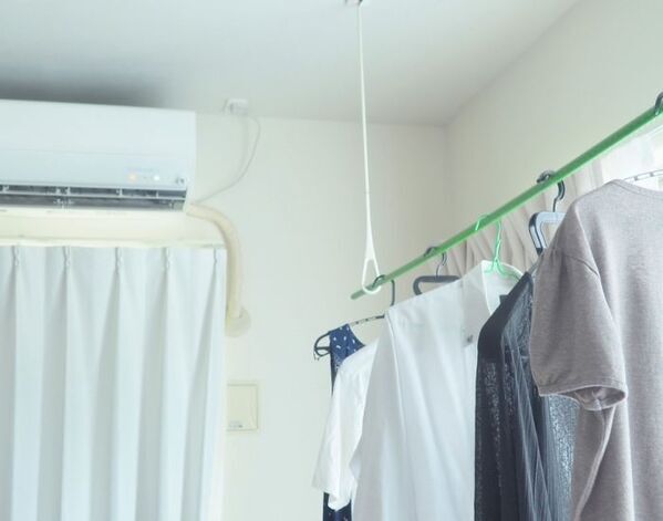 洗濯物の『干し方』を変えてみて！　乾燥テクに「これは賢い」「今日から実践」