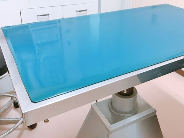 顕微鏡を覗く獣医師の真下で…　院内猫の姿に「吹いた」「これは無理」【4選】