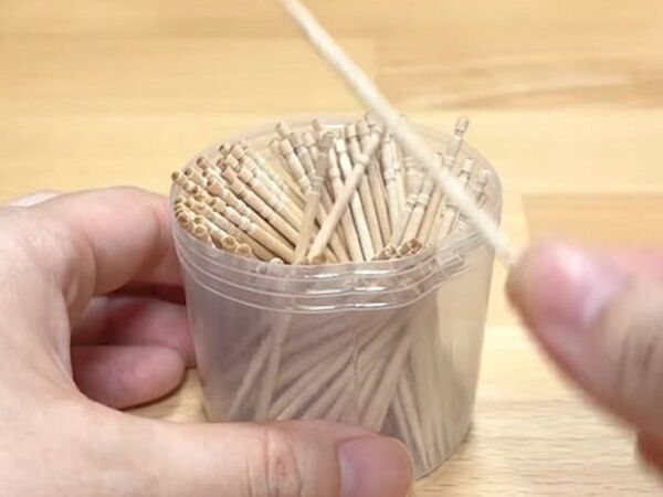 ベビーチーズを切るのに包丁不要　つまようじ1本で「きれいにカットできた！」