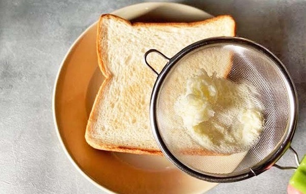 冷蔵庫から出した固いバターは茶こしで解決！　パンに塗りやすくなる裏ワザ