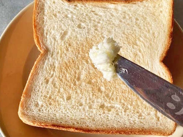 冷蔵庫から出した固いバターは茶こしで解決！　パンに塗りやすくなる裏ワザ