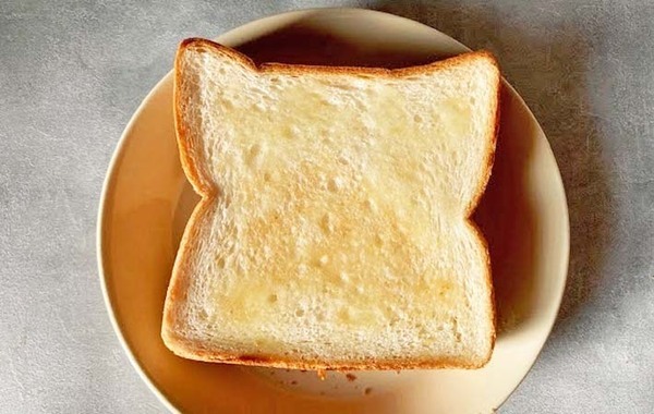 冷蔵庫から出した固いバターは茶こしで解決！　パンに塗りやすくなる裏ワザ