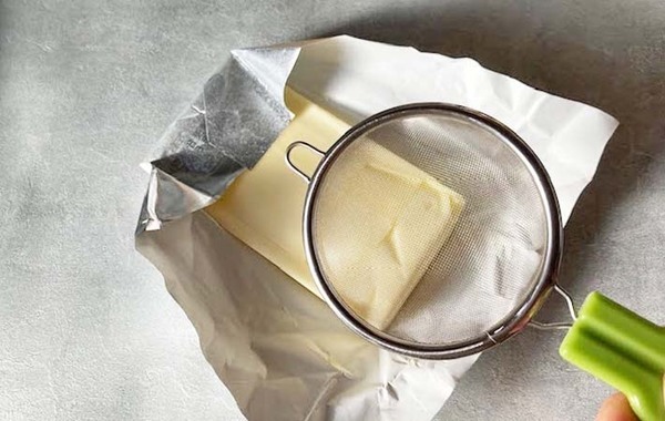 冷蔵庫から出した固いバターは茶こしで解決！　パンに塗りやすくなる裏ワザ