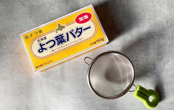 冷蔵庫から出した固いバターは茶こしで解決！　パンに塗りやすくなる裏ワザ