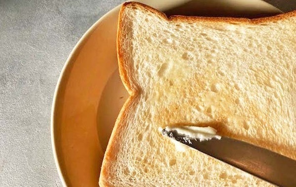 冷蔵庫から出した固いバターは茶こしで解決！　パンに塗りやすくなる裏ワザ