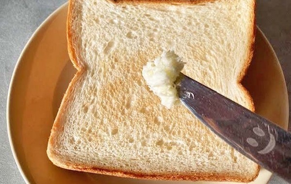 冷蔵庫から出した固いバターは茶こしで解決！　パンに塗りやすくなる裏ワザ