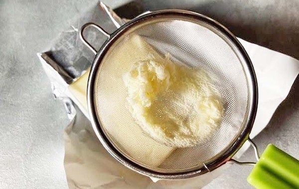 冷蔵庫から出した固いバターは茶こしで解決！　パンに塗りやすくなる裏ワザ