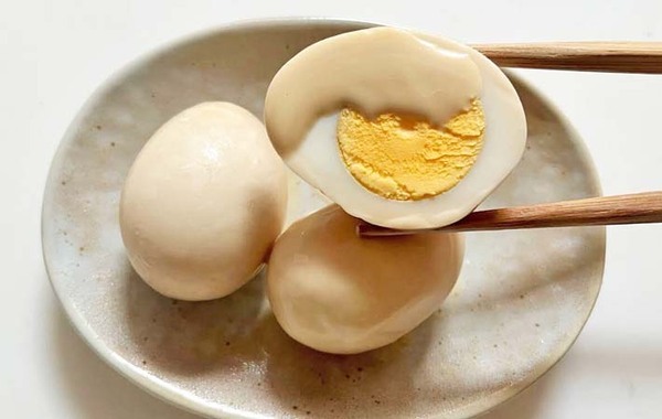 使うのは醤油と…？　意外な調味料を入れた味玉に「これ好き」「もう1個食べたい！」