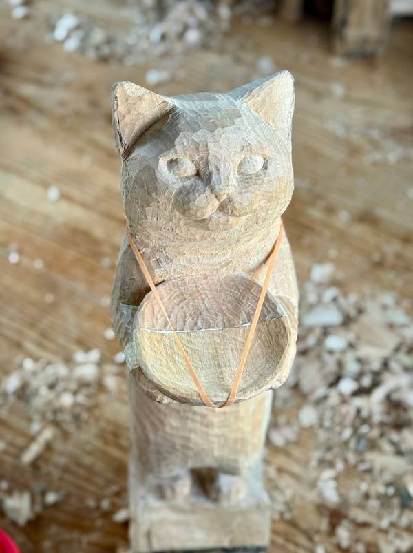 木彫りの作品に「なんと味わい深い猫ちゃんたち…」　彫刻家に話を聞くと？