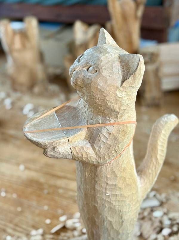 木彫りの作品に「なんと味わい深い猫ちゃんたち…」　彫刻家に話を聞くと？