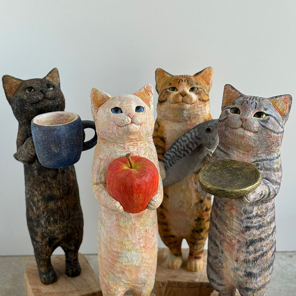木彫りの作品に「なんと味わい深い猫ちゃんたち…」　彫刻家に話を聞くと？