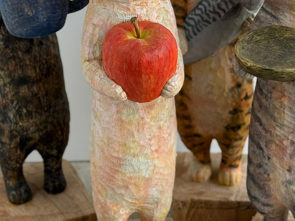 木彫りの作品に「なんと味わい深い猫ちゃんたち…」　彫刻家に話を聞くと？