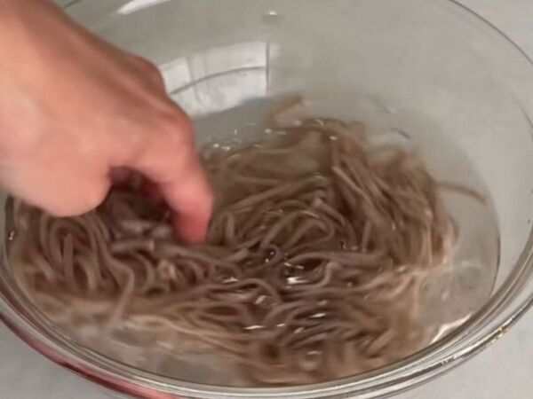 「そばが別物になる！」　乾麺のゆで方に「感動した」「毎回やる」