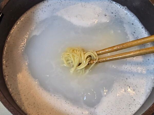 麺をゆでる時に牛乳を入れると？　仕上がりに「全然くっ付かない」「感動した」
