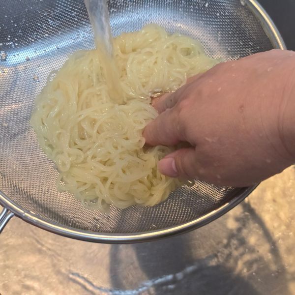 麺をゆでる時に牛乳を入れると？　仕上がりに「全然くっ付かない」「感動した」