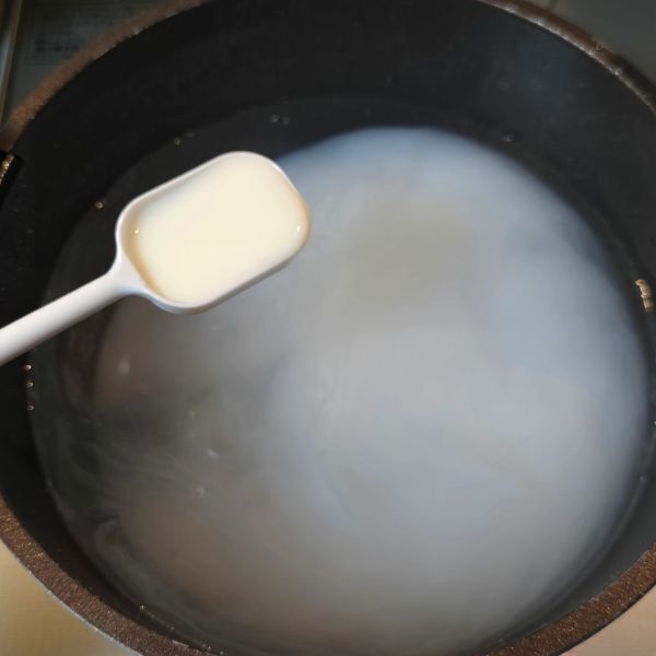 麺をゆでる時に牛乳を入れると？　仕上がりに「全然くっ付かない」「感動した」