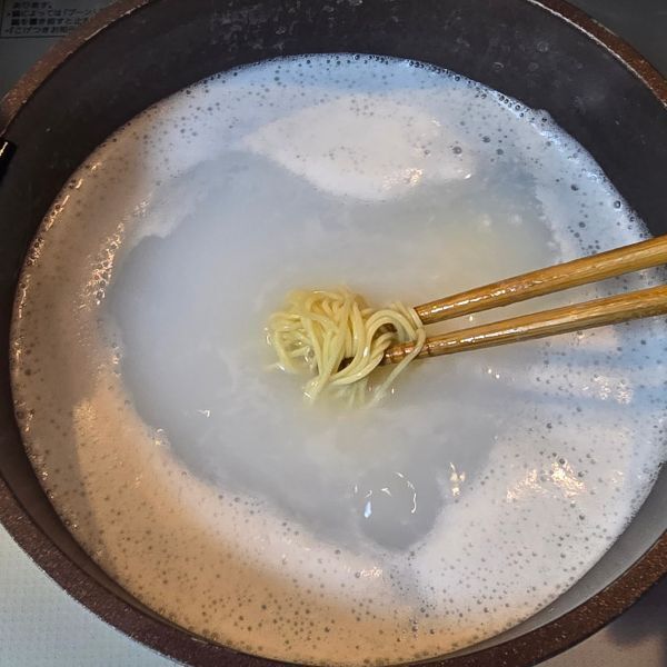 麺をゆでる時に牛乳を入れると？　仕上がりに「全然くっ付かない」「感動した」