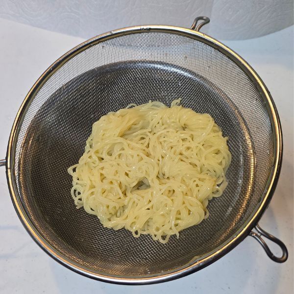 麺をゆでる時に牛乳を入れると？　仕上がりに「全然くっ付かない」「感動した」