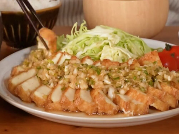 厚揚げを焼くだけで？　油淋鶏風に「節約にもなる」「ごはんが進む」