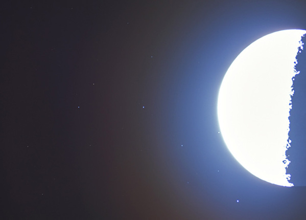 写真家「感嘆しながら撮影しました」　8月、岩手県の夜空に浮かんでいたのは…