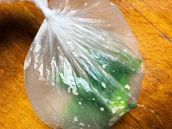 オクラと一緒に袋に入れたのは…？　5分でできる簡単おつまみに「リピ確定！」