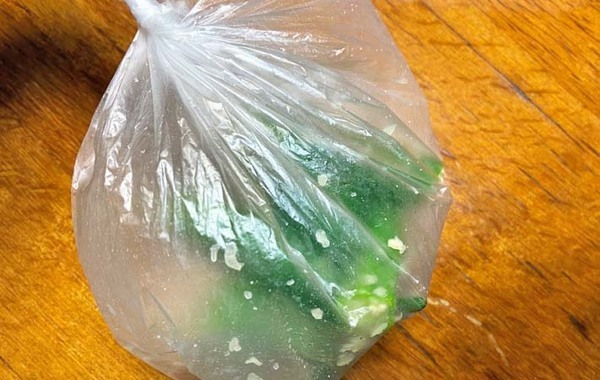 オクラと一緒に袋に入れたのは…？　5分でできる簡単おつまみに「リピ確定！」