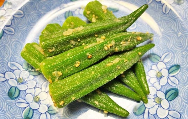 オクラと一緒に袋に入れたのは…？　5分でできる簡単おつまみに「リピ確定！」