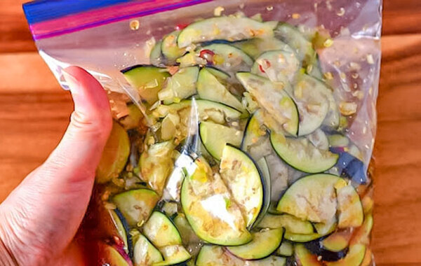 生ナスをジッパー袋で揉んで？　15分後…「そうめんにも冷奴にも合う！」