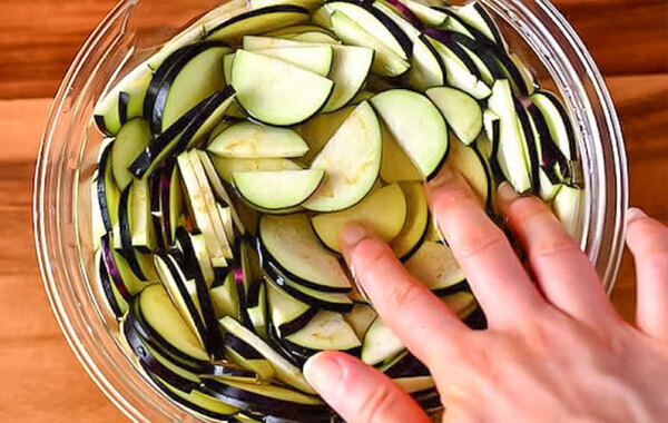 生ナスをジッパー袋で揉んで？　15分後…「そうめんにも冷奴にも合う！」