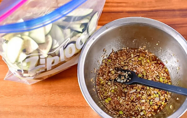 生ナスをジッパー袋で揉んで？　15分後…「そうめんにも冷奴にも合う！」