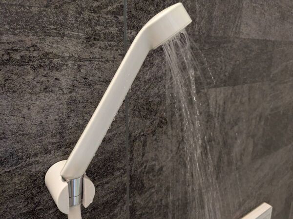 シャワーのお湯が出ない！　自分でできる対処法に「知らなかった」「覚えとく」