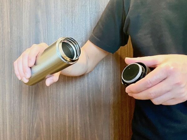 水筒のお茶が金属臭い？　意外な原因に「知らなかった」「すぐ実践する」