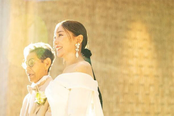 加藤茶「前よりきれいだな」　結婚15年目、加藤綾菜とのウェディング写真にファンからは…