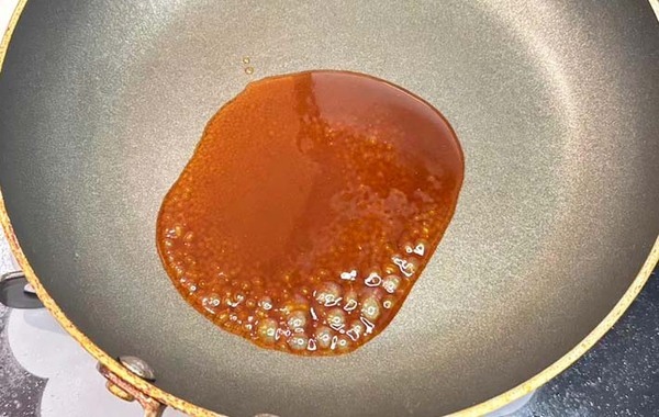 アイスにソースをかける？　意外すぎる塩キャラメル風アレンジに「絶対ハマる」