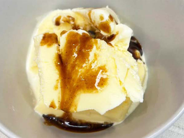 アイスにソースをかける？　意外すぎる塩キャラメル風アレンジに「絶対ハマる」