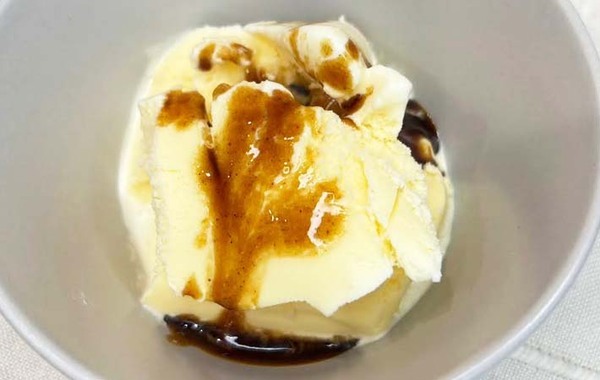 アイスにソースをかける？　意外すぎる塩キャラメル風アレンジに「絶対ハマる」